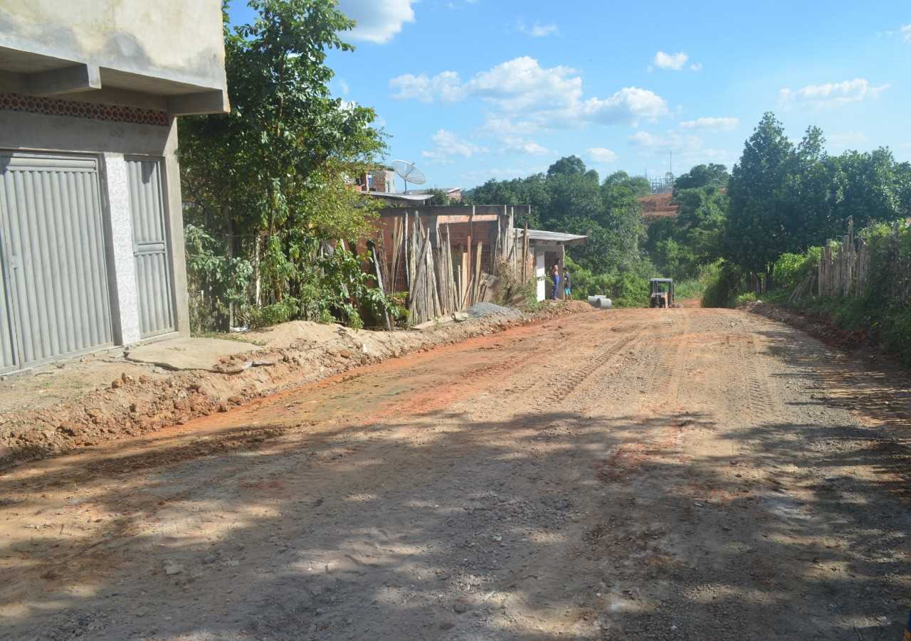 Prefeitura de Camacã abre novas ruas em Bairro